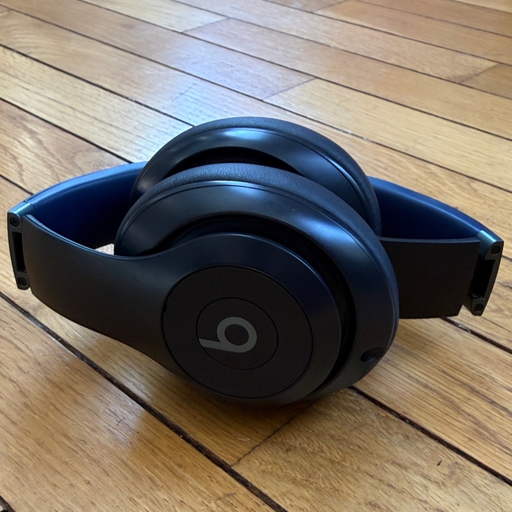 Beats Studio Pro - Premium - up to 40 hour body life, active noise canceling